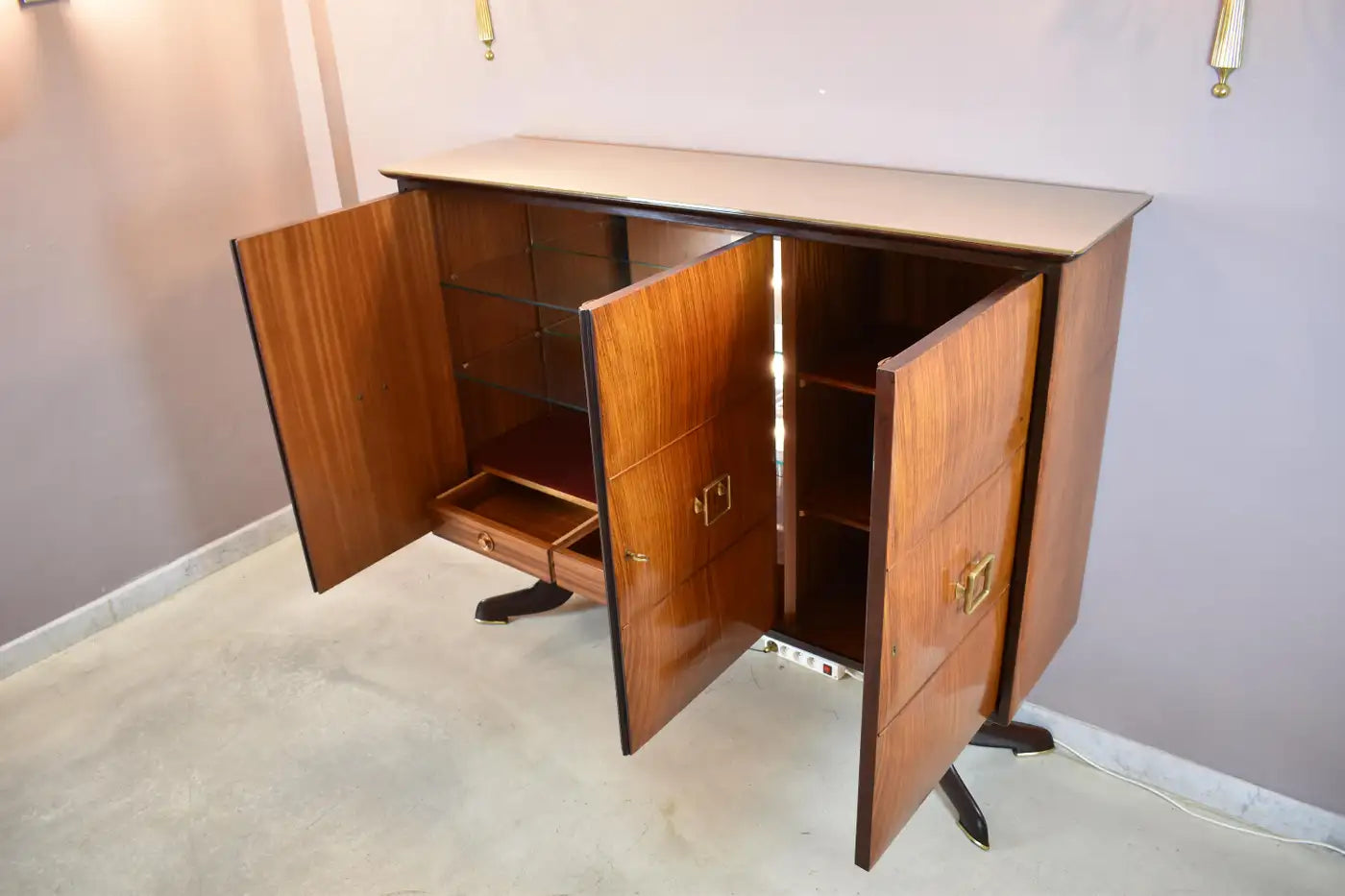 Italian Mid-Century Bar Cabinet in Walnut and Brass, Attributed to Paolo Buffa